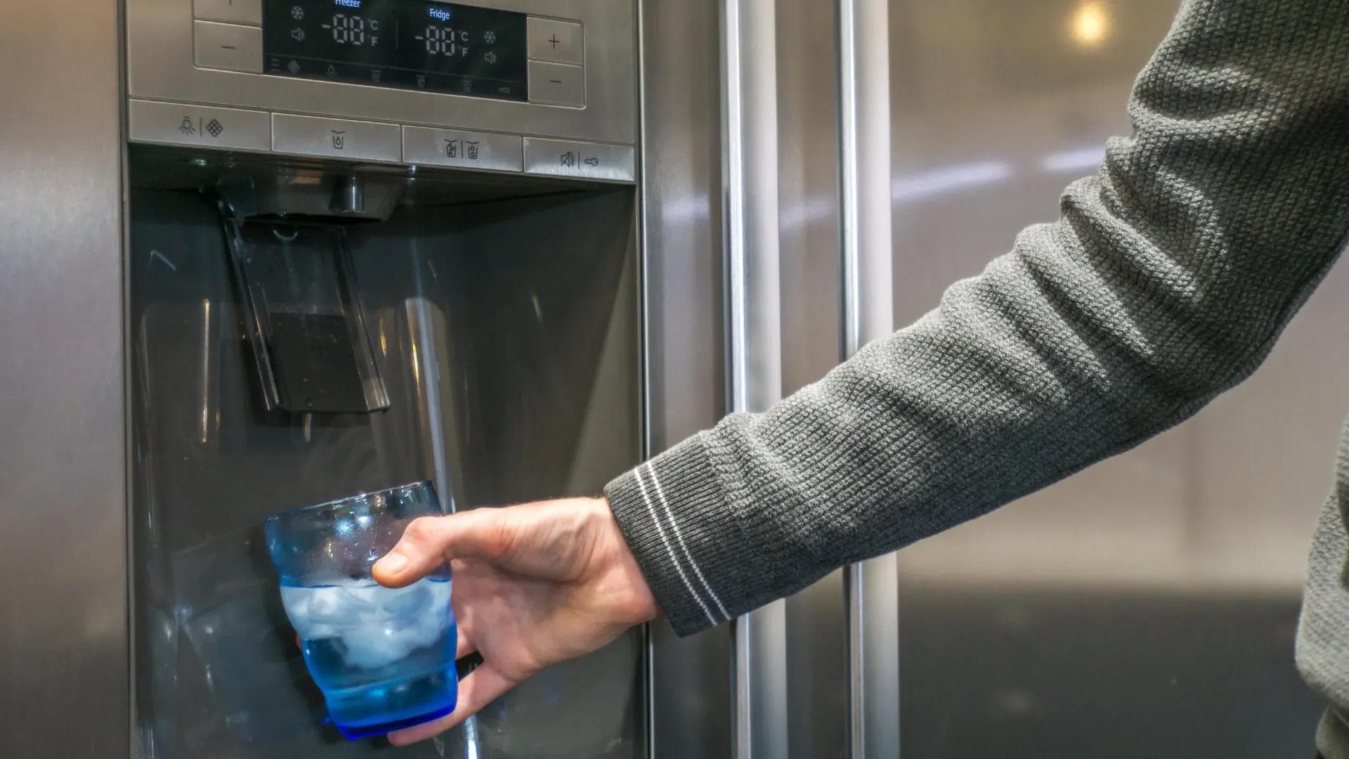 How effective are refrigerator water filters at removing microplastics?